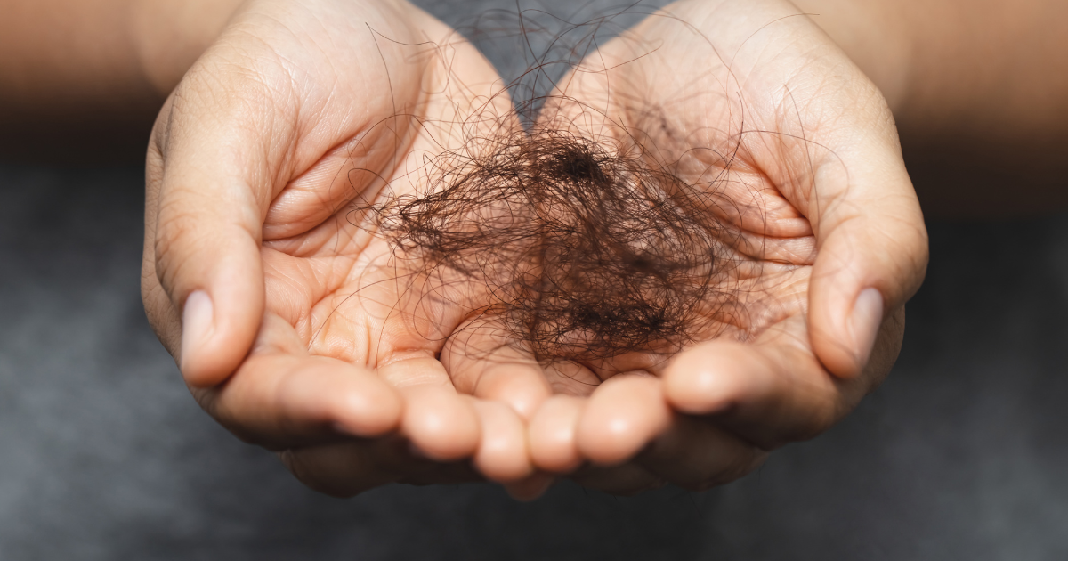 Imagem ilustrativa sobre queda de cabelo, mostrando fios soltos em um travesseiro e escova, representando a preocupação com a saúde capilar e a importância de identificar as causas da queda de cabelo.