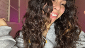 Receita caseira sendo aplicada no cabelo para dar brilho, nutrir e reduzir o frizz de forma natural