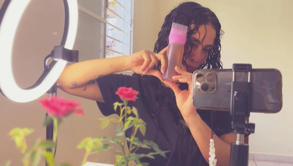 Tônico capilar de folha de goiaba em um frasco, com folhas frescas ao lado, representando um tratamento natural para fortalecer o cabelo e reduzir a queda.